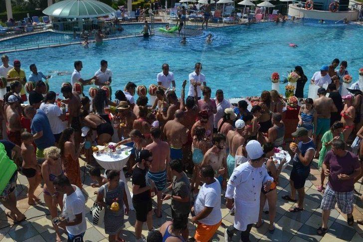 Kuşadası’nda Buzdan Heykeller Serinletti G3