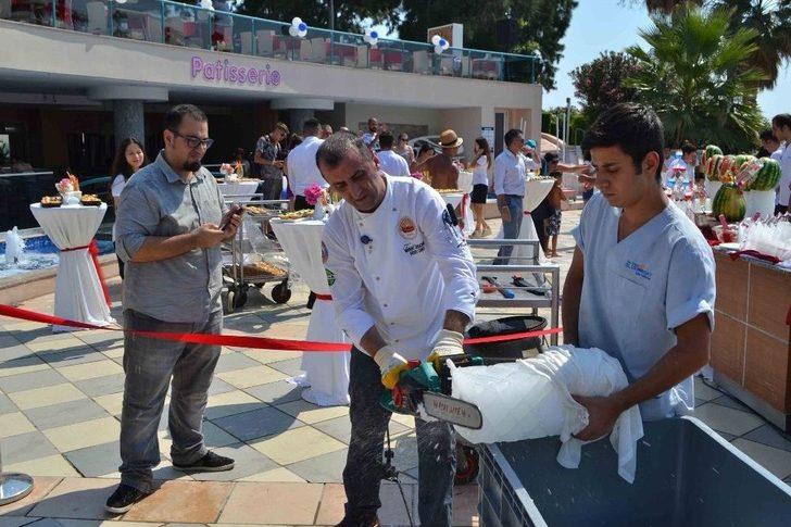 Kuşadası’nda Buzdan Heykeller Serinletti G4