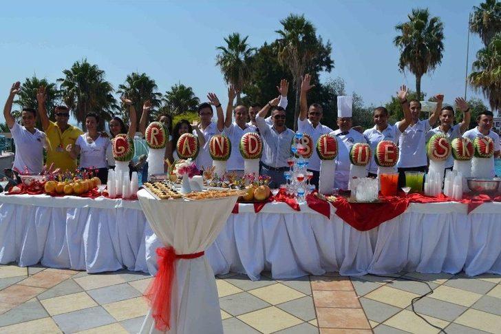 Kuşadası’nda Buzdan Heykeller Serinletti G5