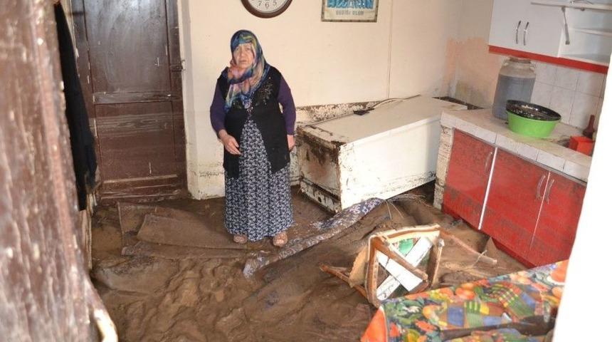 Sel Suları Kanalın Beton Zeminini Patlattı