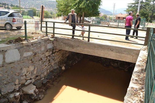 Sel Suları Kanalın Beton Zeminini Patlattı