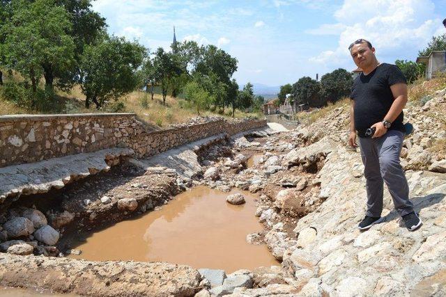 Sel Suları Kanalın Beton Zeminini Patlattı