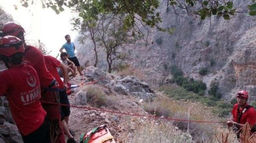 Kelebekler Vadisi'nde Y&uuml;ksekten D&uuml;şen Tatilci Kurtarıldı