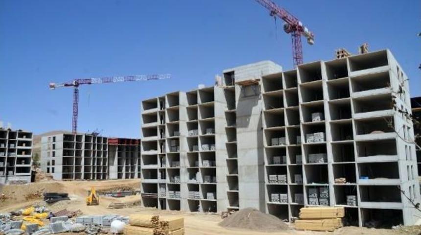 Y&uuml;ksekova'da Ter&ouml;r Mağdurlarının Konutlarının Yapımı S&uuml;r&uuml;yor