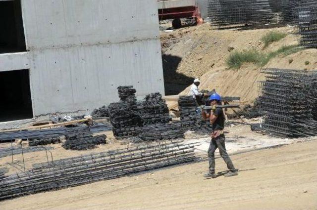 Yüksekova'da Terör Mağdurlarının Konutlarının Yapımı Sürüyor