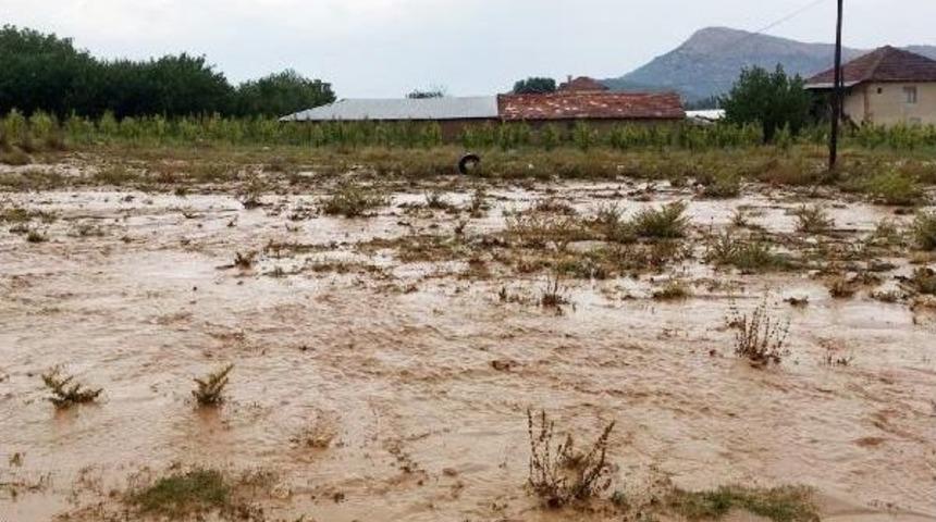 Elmalı'da Şiddetli Yağış Sele Neden Oldu