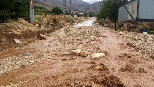 Elmalı'da Şiddetli Yağış Sele Neden Oldu