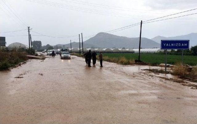 Elmalı'da Şiddetli Yağış Sele Neden Oldu