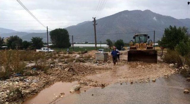 Elmalı'da Şiddetli Yağış Sele Neden Oldu