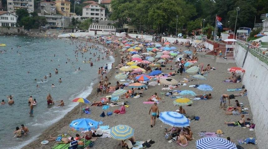 Sıcaktan Bunalan Vatandaşlar Plajlara Akın Etti