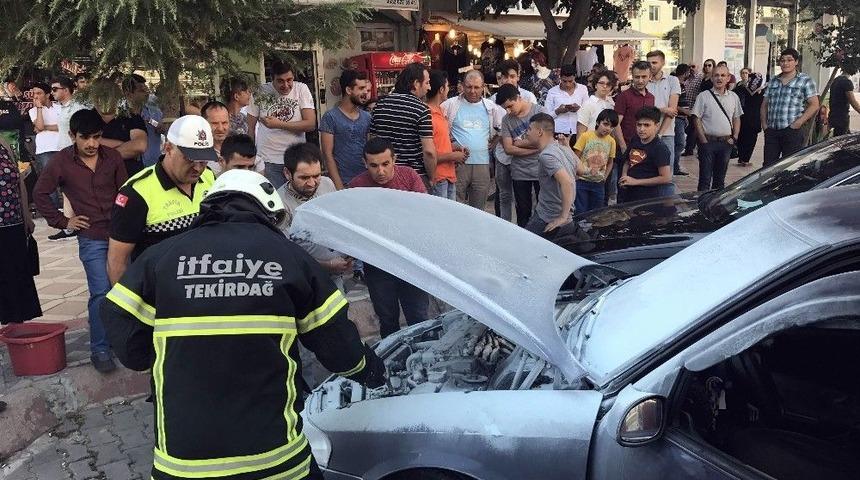 Yanan Otomobile İlk M&uuml;dahale Vatandaştan Geldi