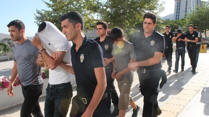 İki Evi Soyan Hırsızlar, Uygulama Noktasında Yakalandı