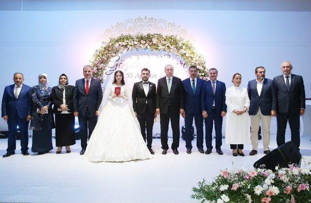 Cumhurbaşkanı Erdoğan Nikah Şahidi Oldu