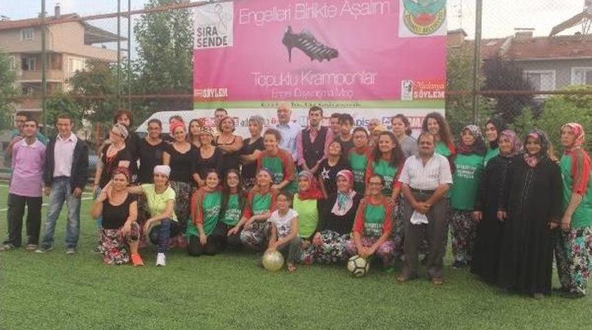 Kadınlar Şalvar, Giyip Sahaya &Ccedil;ıktı