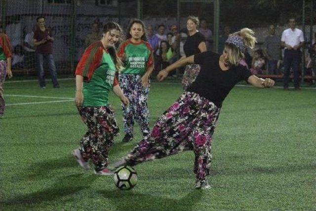 Kadınlar Şalvar, Giyip Sahaya &Ccedil;ıktı 1