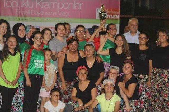 Kadınlar Şalvar, Giyip Sahaya &Ccedil;ıktı 2