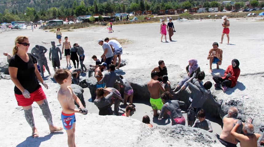 Salda G&ouml;l&uuml; kıyısında &ccedil;amur banyosuyla şifa arıyorlar