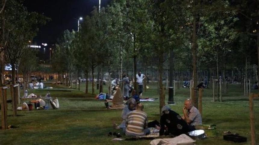 Sıcaktan Bunalan İstanbullular Soluğu Sahilde Aldı