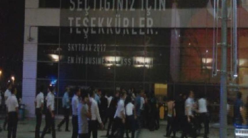 Sabiha G&ouml;k&ccedil;en Havalimanı'ında Yolcu Kapma Kavgası: 5 Yaralı
