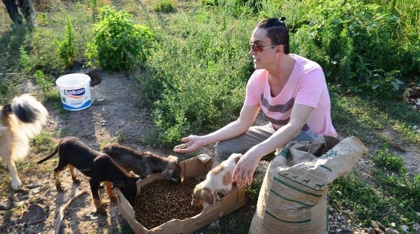 İzmirli Şarkıcı Eyl&uuml;l Metin&rsquo;den Petshop Tepkisi: &ldquo;sizde Hi&ccedil; Vicdan Yok Mu&rdquo;