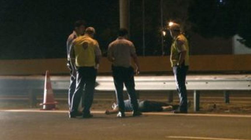 (&ouml;zel Haber) Bariyerlere &Ccedil;arptı, Kazayı Yara Almadan Atlattı, Otoyolun Ortasında Sızdı