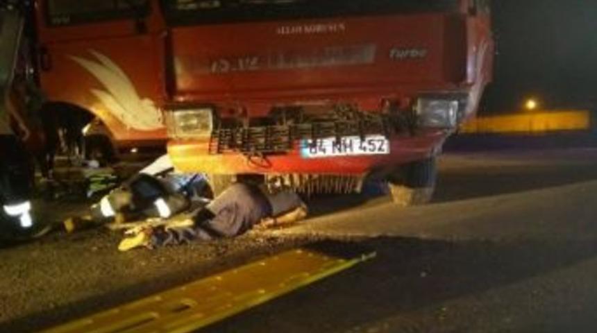 Savrulan Kamyonun Kapısından Dışarı Fırladı