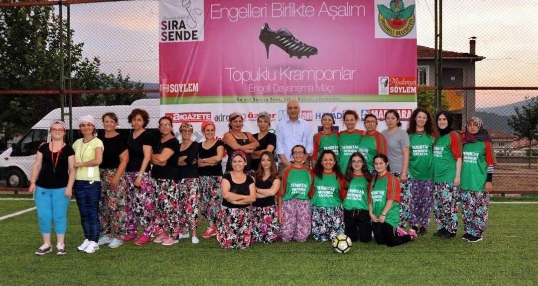 Bursa&rsquo;da Kadınlar Şalvar Giyip Sahaya İndi