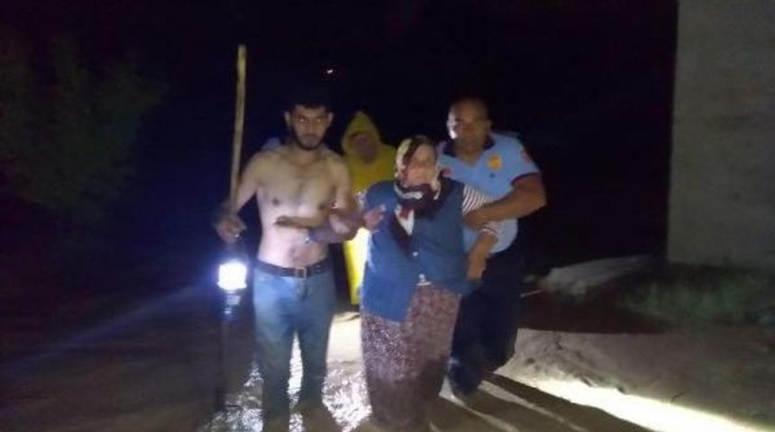 Sel Nedeniyle Evlerinde Mahsur Kalan Yaşlı &Ccedil;ift, Itfaiye Ekipleri Tarafından Kurtarıldı&nbsp;