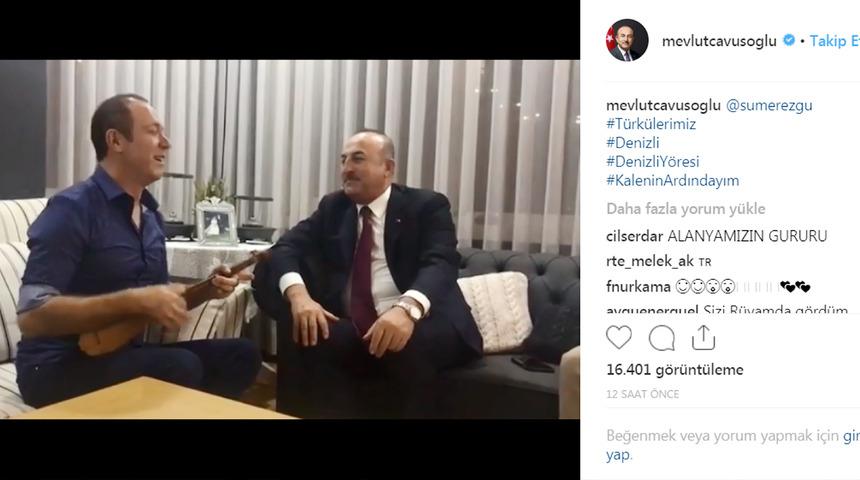 S&uuml;mer Ezg&uuml;, Bakan &Ccedil;avuşoğlu i&ccedil;in Y&ouml;r&uuml;k havaları &ccedil;alıp s&ouml;yledi