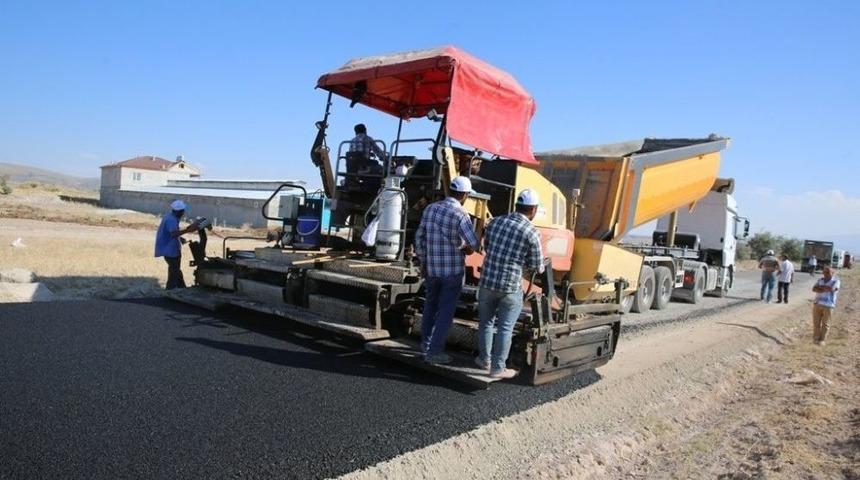 Ağırnas Mahallesi İle Sivas Yolunu Birbirine Bağlayan Yolda Asfaltlama &Ccedil;alışması