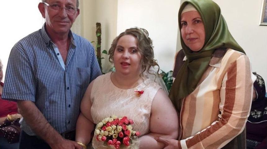 Down Sendromlu Kızının Mutluluğu İ&ccedil;in Damatsız D&uuml;ğ&uuml;n Yaptı