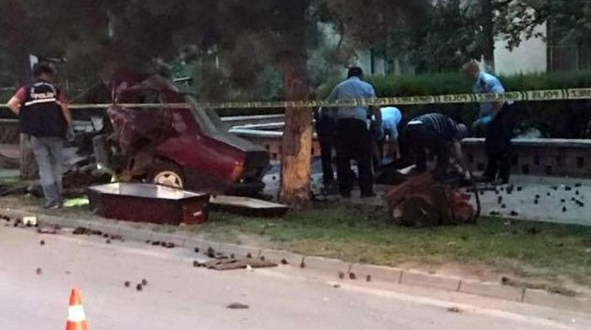 İkiye B&ouml;l&uuml;nen Ara&ccedil;ta Feci Şekilde Can Verdiler