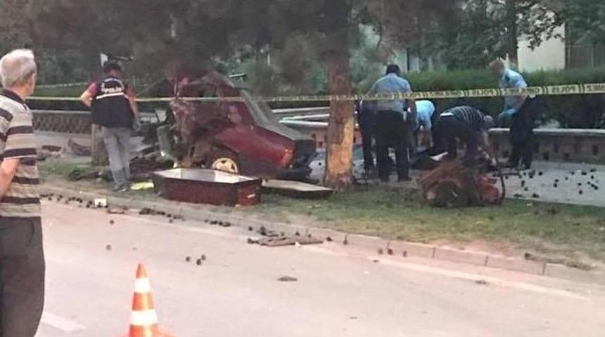 Eskişehir'de Ağaca &Ccedil;arpıp Ikiye B&ouml;l&uuml;nen Otomobilde 2 &Ouml;l&uuml;