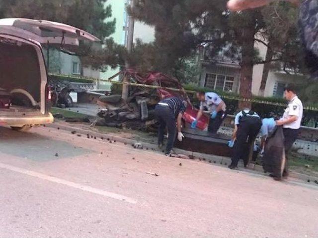 Eskişehir'de Ağaca Çarpıp Ikiye Bölünen Otomobilde 2 Ölü