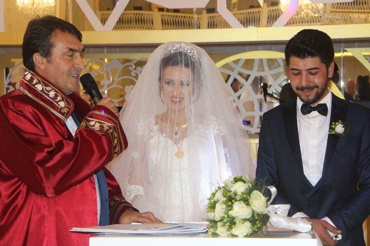 Belediye Başkanı Nikahını Kıydığı Çifte Ev Tapusu Verdi G2