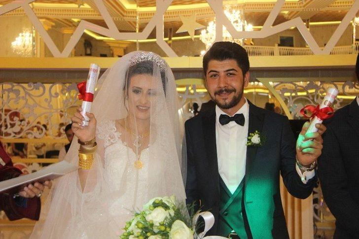 Belediye Başkanı Nikahını Kıydığı Çifte Ev Tapusu Verdi G4