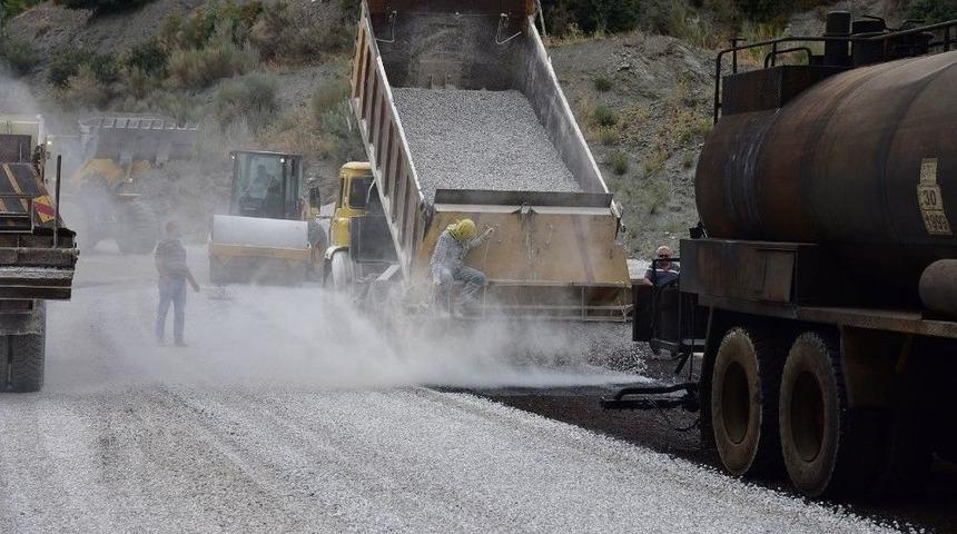 Manisa&rsquo;da Bozuk Yollar Onarılıyor