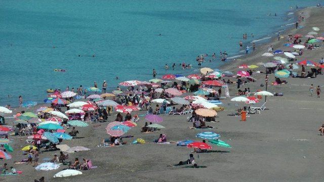 Sıcaktan Bunalan Vatandaşlar Plajlara Akın Etti