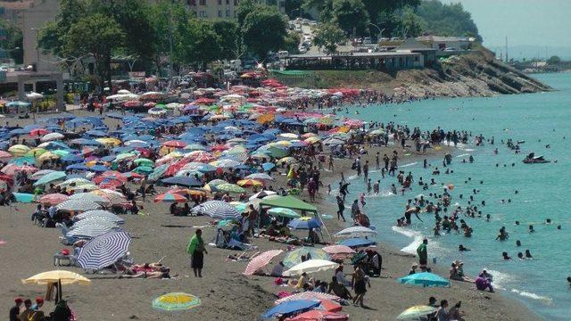 Sıcaktan Bunalan Vatandaşlar Plajlara Akın Etti