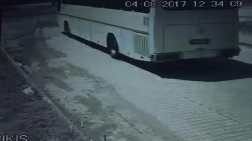 33 Kişinin Yaralandığı Otob&uuml;s Kazası Kamerada