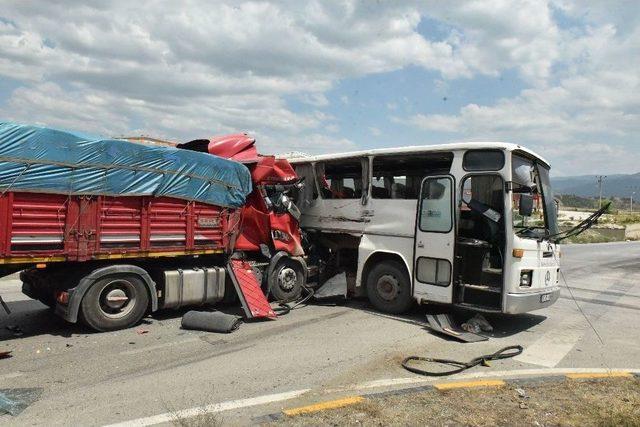 33 Kişinin Yaralandığı Otobüs Kazası Kamerada