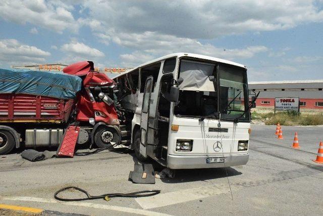 33 Kişinin Yaralandığı Otobüs Kazası Kamerada