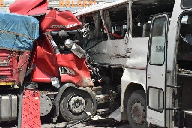 33 Kişinin Yaralandığı Otobüs Kazası Kamerada