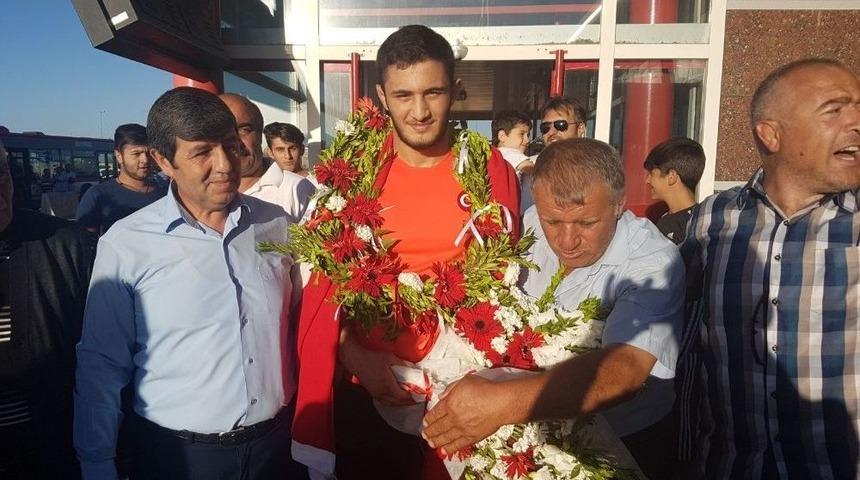 Milli G&uuml;reş&ccedil;i &Ccedil;ift&ccedil;i&rsquo;ye Coşkulu Karşılama