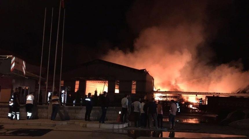 Kayseri&rsquo;de Mobilya Fabrikasında Yangın