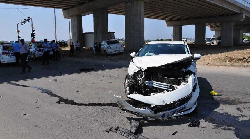 Antalya&rsquo;da Trafik Kazası: 1 Yaralı