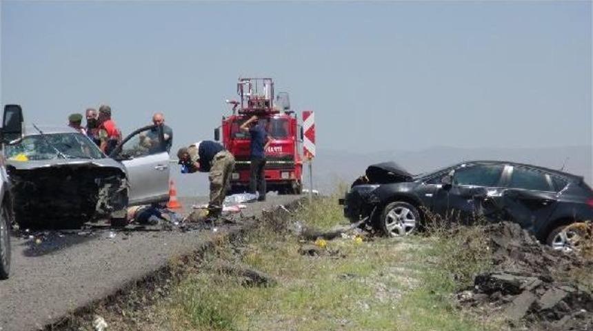Kars'ta Kaza: 2 &Ouml;l&uuml;, 4 Yaralı