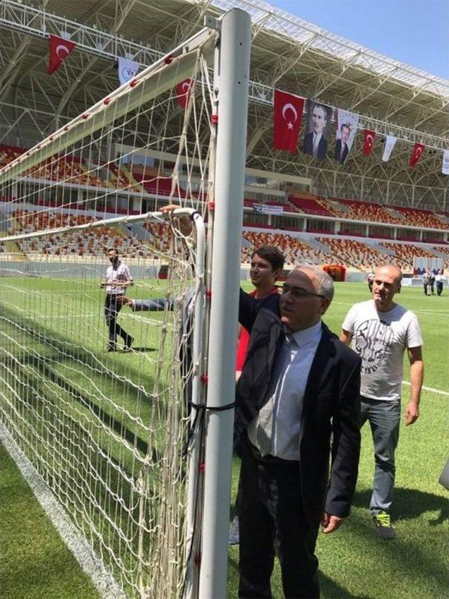 Bölgenin En Büyük Futbol Stadyumu Malatya’da Hizmete Sunuldu