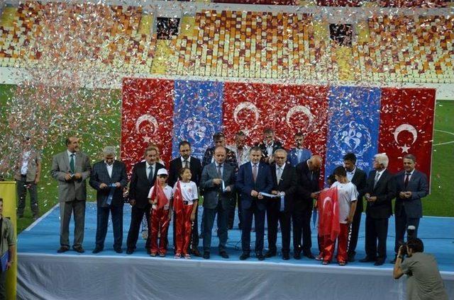 Bölgenin En Büyük Futbol Stadyumu Malatya’da Hizmete Sunuldu