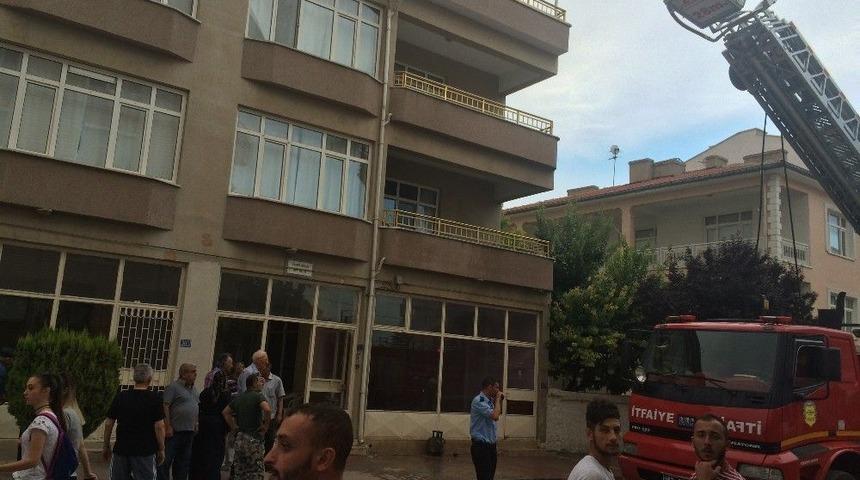 Gaz Ka&ccedil;ağını &Ccedil;akmakla Kontrol Eden Yaşlı Kadın Yandı